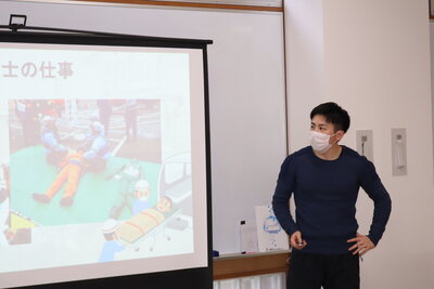 自治体財政研究会に所属する学生が卒業生との懇談会を開催しました