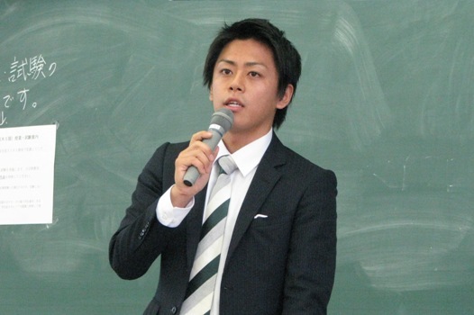 本学卒業生がキャリア形成Ⅲの授業で後輩にエールを送りました。
