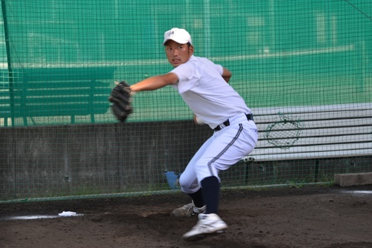社会人野球で活躍する本学卒業生亀田裕平さんが硬式野球部の練習に参加しました。