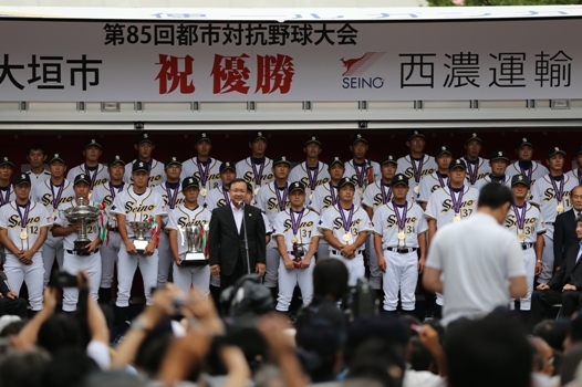 西濃運輸野球部の優勝祝賀パレードに本学学生・教職員が参加しました。