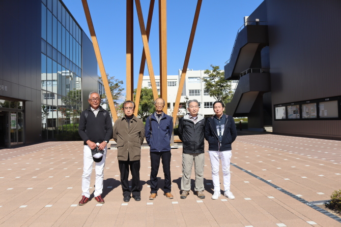 校友が43年ぶりに大学を訪問　キャンパスの変貌に驚き